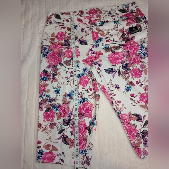 St. John’s Bay Secretly Slender Floral Capri Pants 20W NWT - Picture 5 of 11